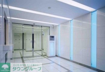 その他　透明感のある高品質な大理石を壁と床に使ったエントランス