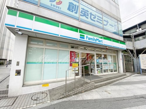 コンビニ　ファミリーマート 横須賀汐入駅前店（コンビニ）まで407m