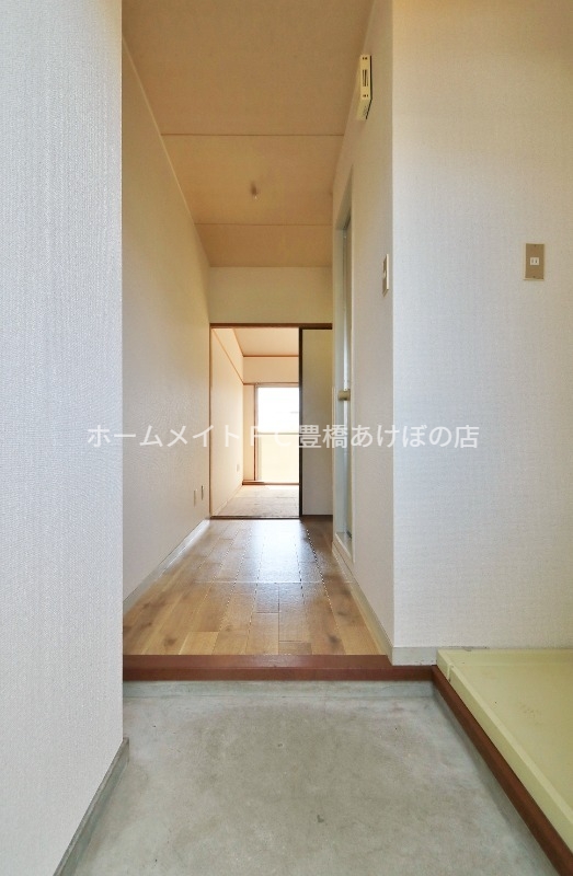 玄関　同型別部屋写真（反転）