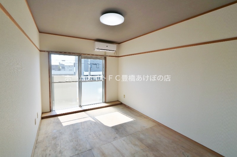 居室・リビング　同型別部屋写真（反転）