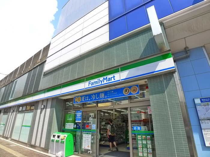 コンビニ　ファミリーマート（コンビニ）まで640m