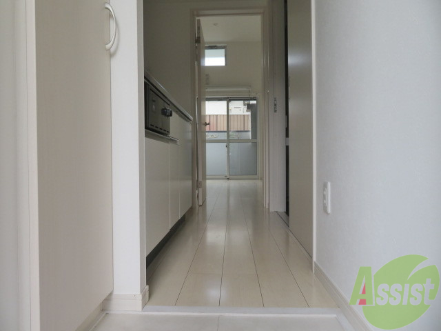 玄関　玄関から見たお部屋側の写真です。清潔感があり好印象です。