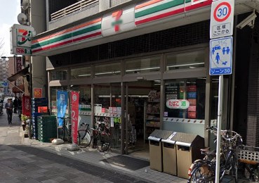 コンビニ　セブンイレブン 中央区新川2丁目店（コンビニ）まで9m