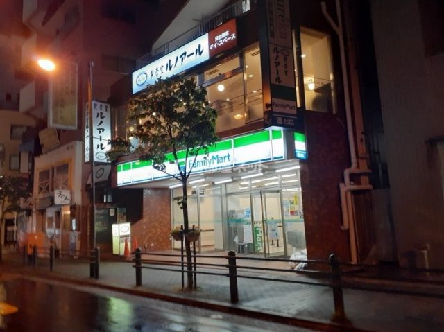 コンビニ　ファミリーマート千代田富士見2丁目店（コンビニ）まで594m