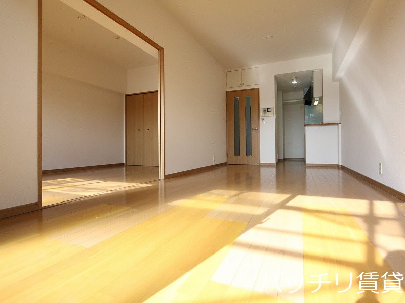 居室・リビング　別号室の写真となります　現状優先