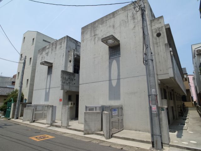 建物外観　コンクリートと木の調和が楽しいデザイナーズ物件。