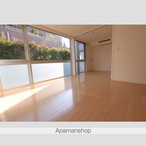プライムアーバン市谷仲之町の居間写真