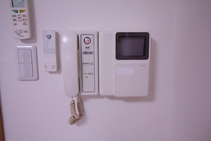 セキュリティ　TVモニター付きインターホンで来訪者の顔が確認できます。