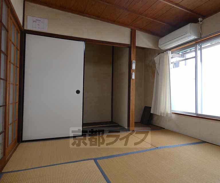 収納　二階の和室にある押し入れです。