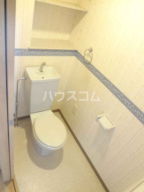 シャングリア丸太のトイレ写真