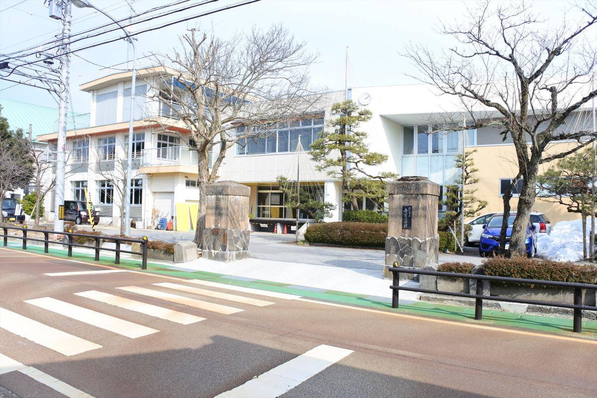 小学校　滑川市立寺家小学校（小学校）まで430m