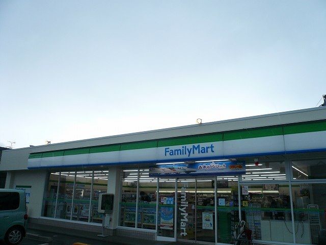 コンビニ　ファミリーマート日南星倉店（コンビニ）まで400m