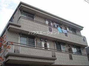 建物外観　鉄骨造りの3階建てのマンションです