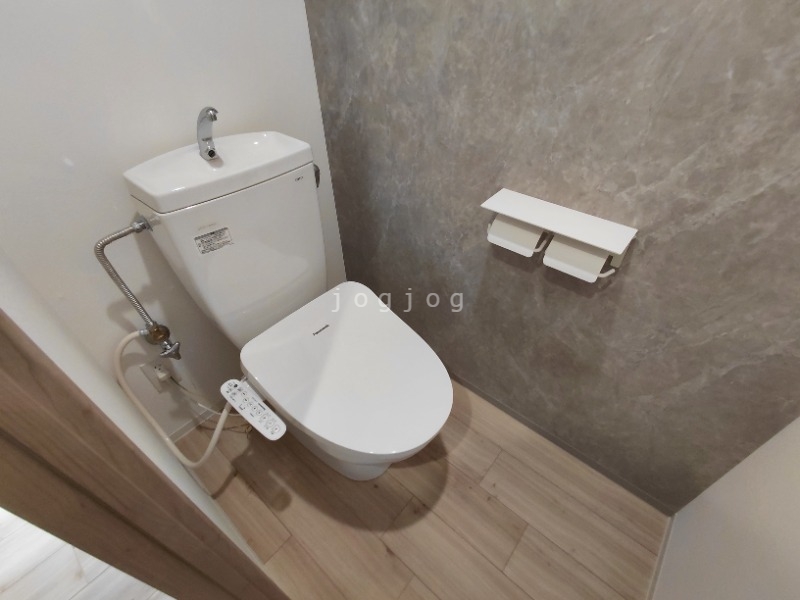 トイレ　嬉しい温水洗浄便座付きのトイレです。