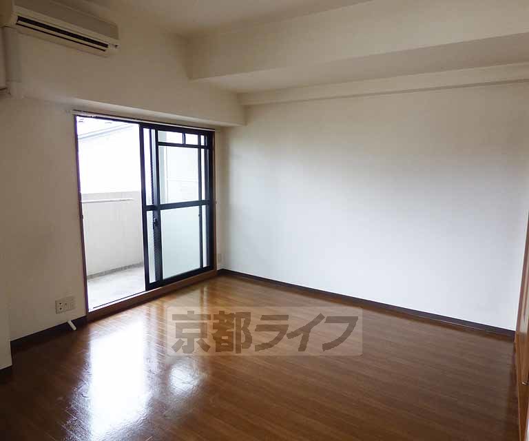 居室・リビング　落ち着いた雰囲気のお部屋です