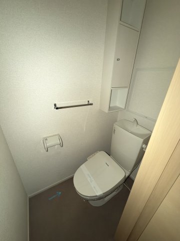 京王井の頭線 高井戸駅 徒歩16分 3階建 築13年のトイレ写真
