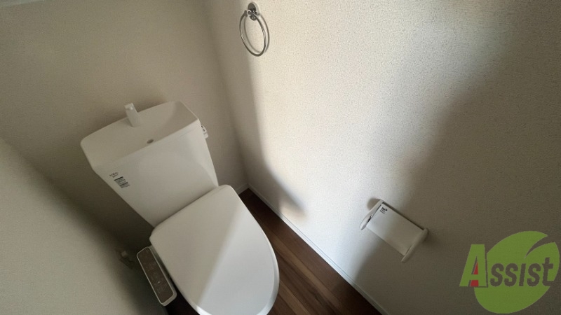 トイレ　トイレです。温水洗浄付きで、タオル掛けもあります。