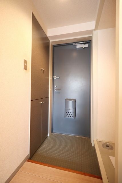 玄関　同物件別部屋写真