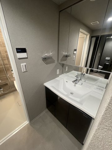洗面設備　※写真は同じマンションの違う部屋のものになります。