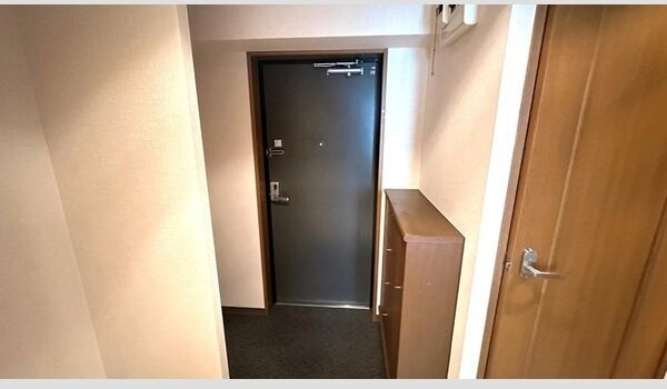 地下鉄東山線 中村日赤駅 徒歩9分 6階建 築27年の玄関写真