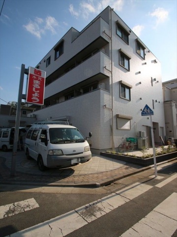 建物外観　鉄骨造3階建て　オートロック・防犯カメラ付　バス停徒歩圏内