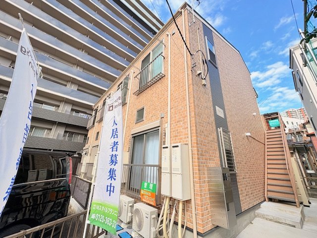 建物外観　レンガ調のおしゃれな築浅アパートです