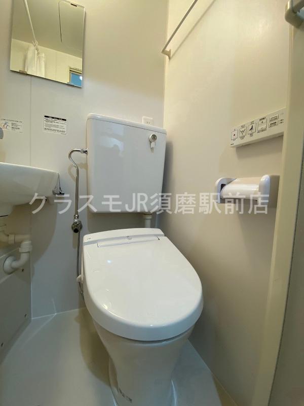 トイレ　白くてピカピカのトイレですね。癒しの空間になりそう。