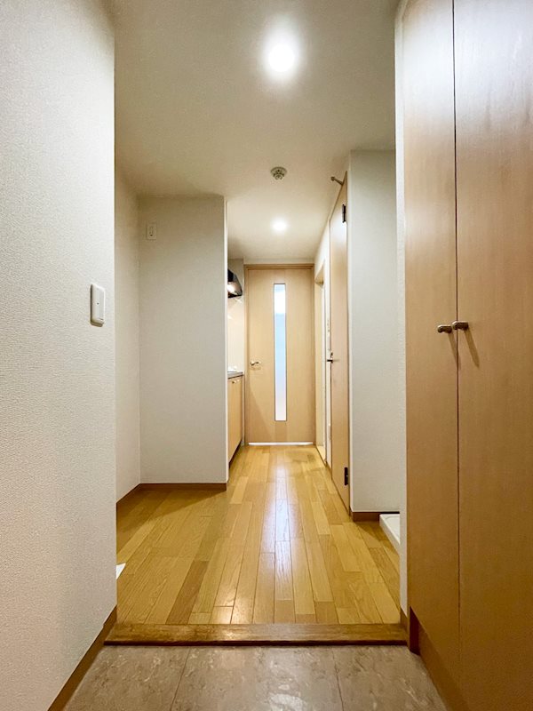 玄関　フローリングと建具のウッドカラーの優しいインテリア