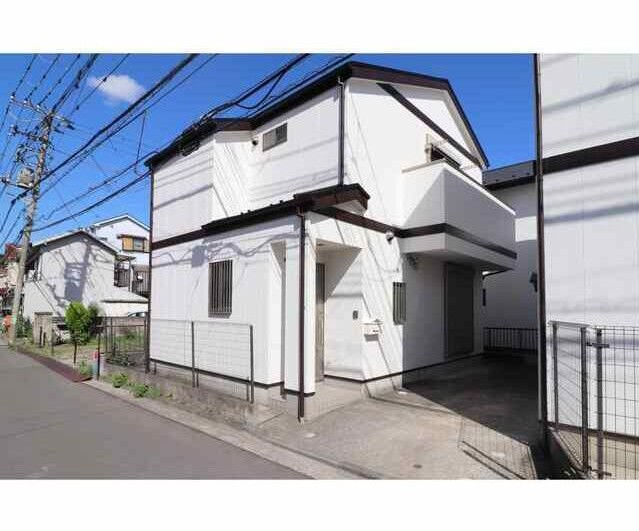 エントランス　重厚感のある建物デザイン♪