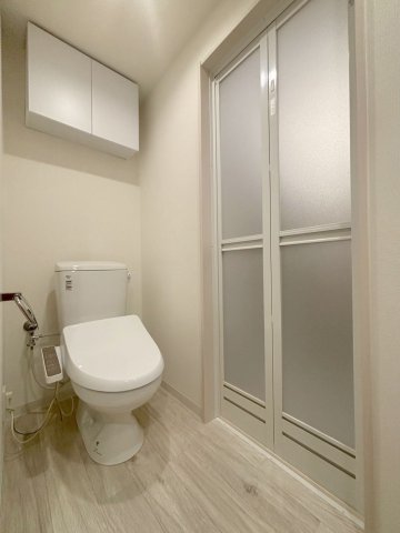 トイレ　落ち着いた色調のトイレです