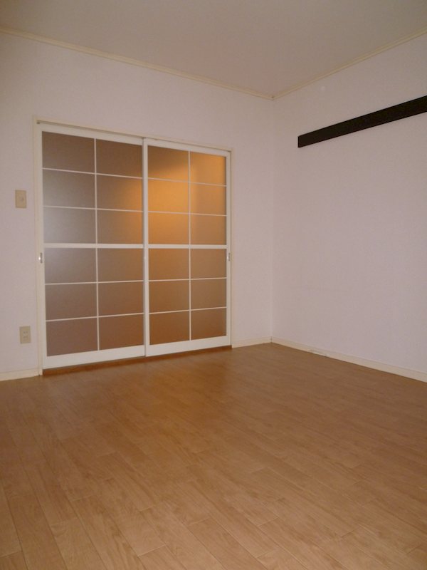 居室・リビング　同建物別部屋の参考写真となります。