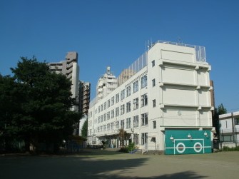 小学校　文京区立駒本小学校（小学校）まで677m