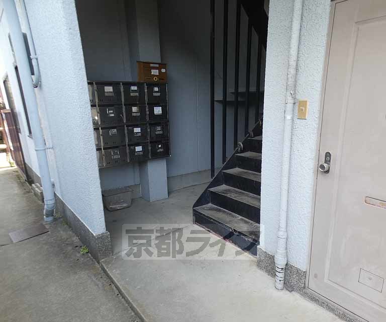 【京都市右京区太秦野元町のマンションのエントランス】