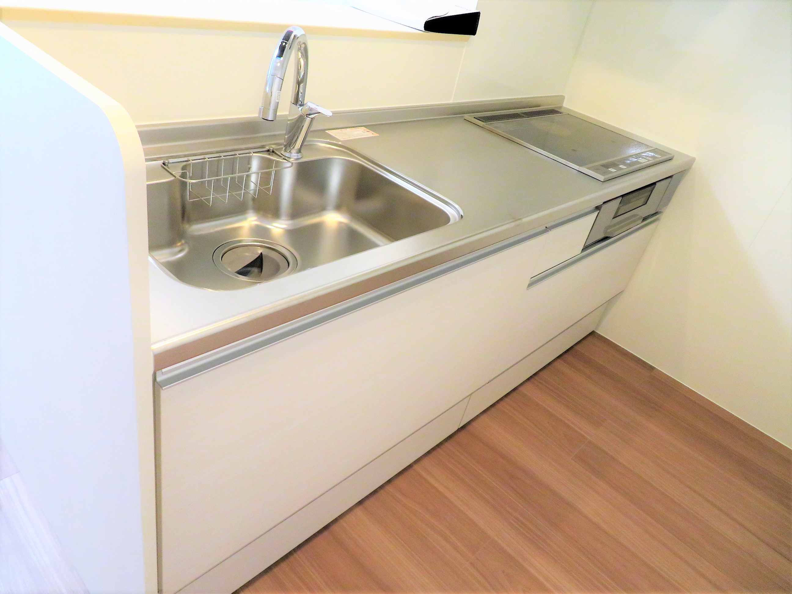 キッチン　システムキッチンを搭載。IH、グリル付きです！