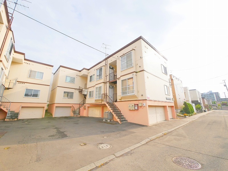 建物外観　閑静な住宅地に建つ、都市ガス採用のお部屋♪