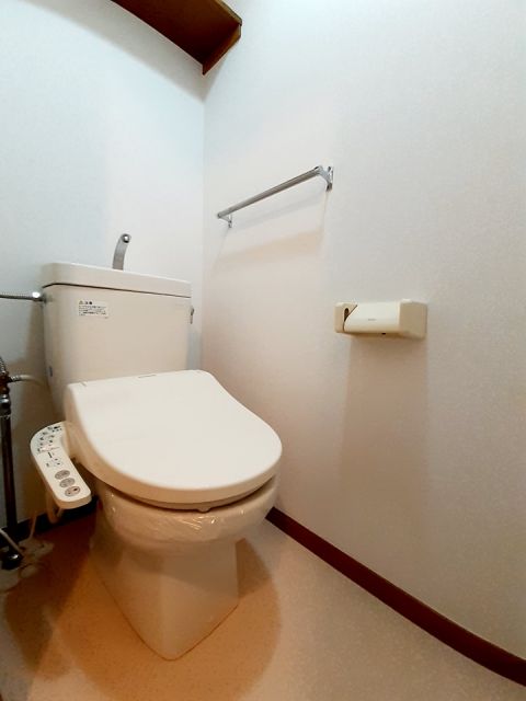【松山市福角町のアパートのトイレ】