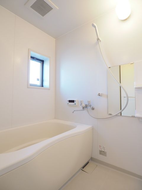 バス・シャワールーム　換気と採光をを考慮した小窓があって明るいバスルーム