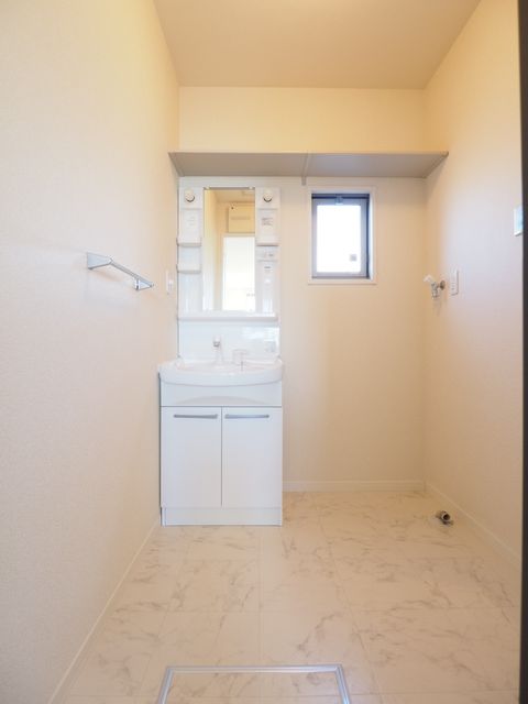 洗面設備　鏡の両脇に収納スペースを確保した洗髪洗面化粧台