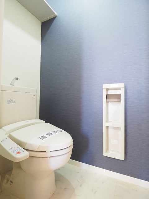 トイレ　温水洗浄暖房便座付きです。