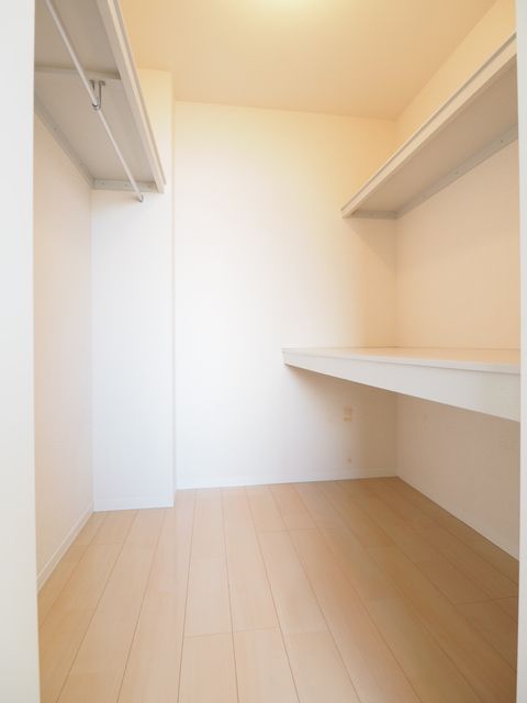 収納　ハンガーパイプに加え、中段、枕棚を設けたウォークインクローゼ