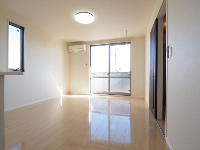 居室・リビング　雨の日に活躍するホスクリーンや、エアコン付きのリビング