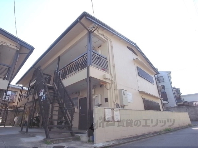 京都市北区紫野上柏野町のアパートの建物外観