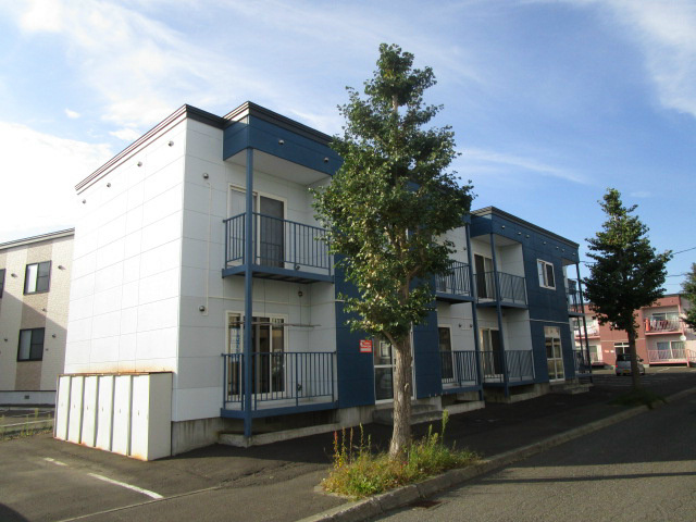 札幌市北区拓北二条のアパートの建物外観