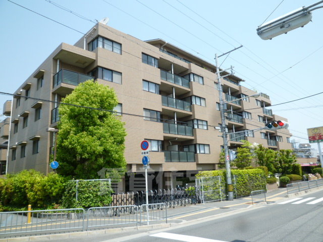 【豊中市赤阪のマンションの建物外観】