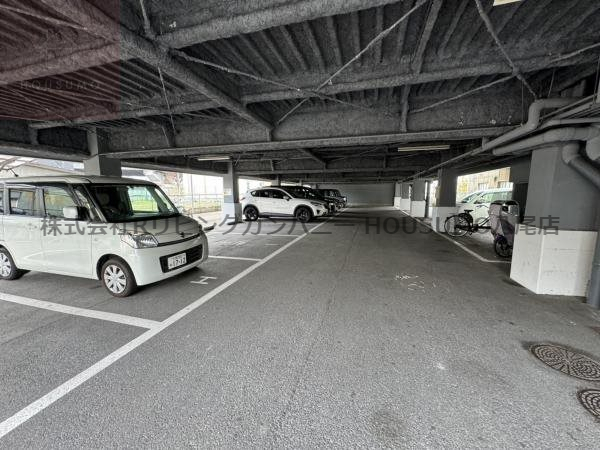 【八尾市西久宝寺のマンションの駐車場】