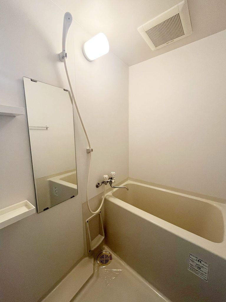 バス・シャワールーム　広めの浴室です。