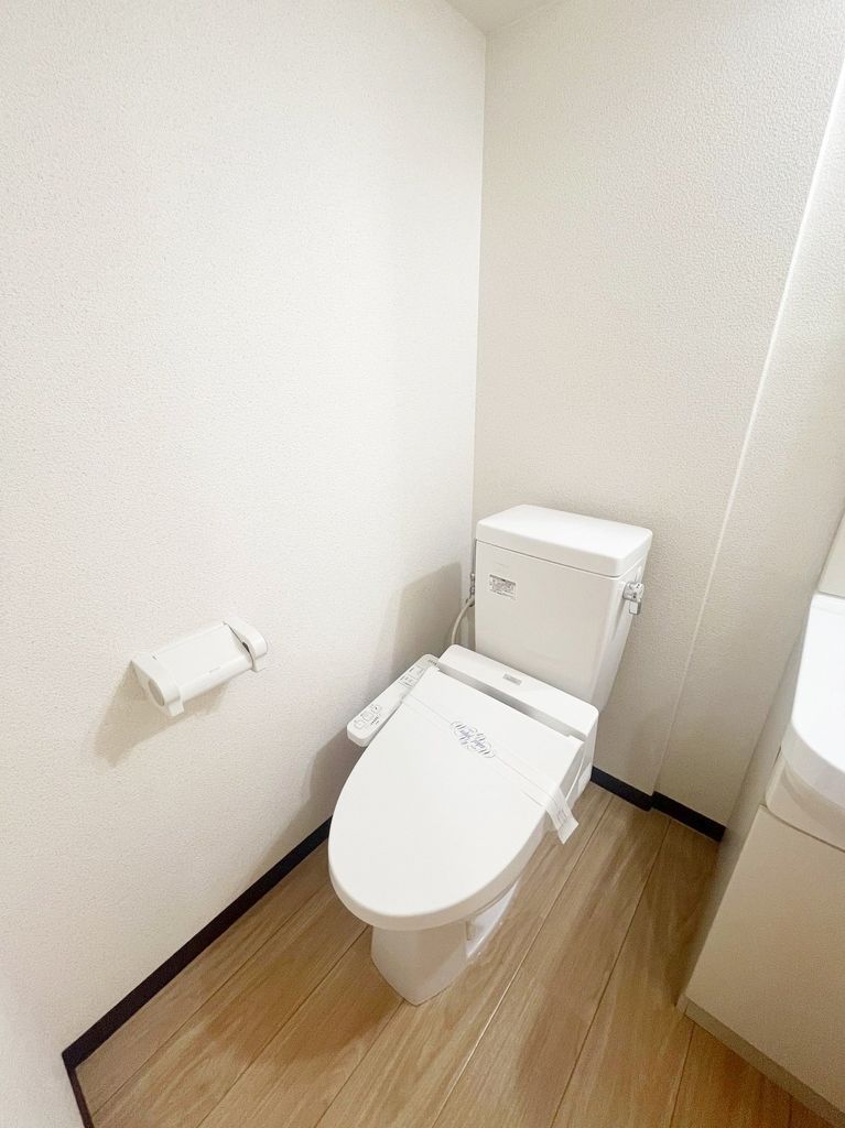 トイレ　温水洗浄便座付のトイレです。