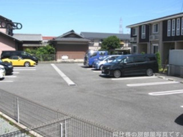 【四日市市西日野町のアパートの駐車場】