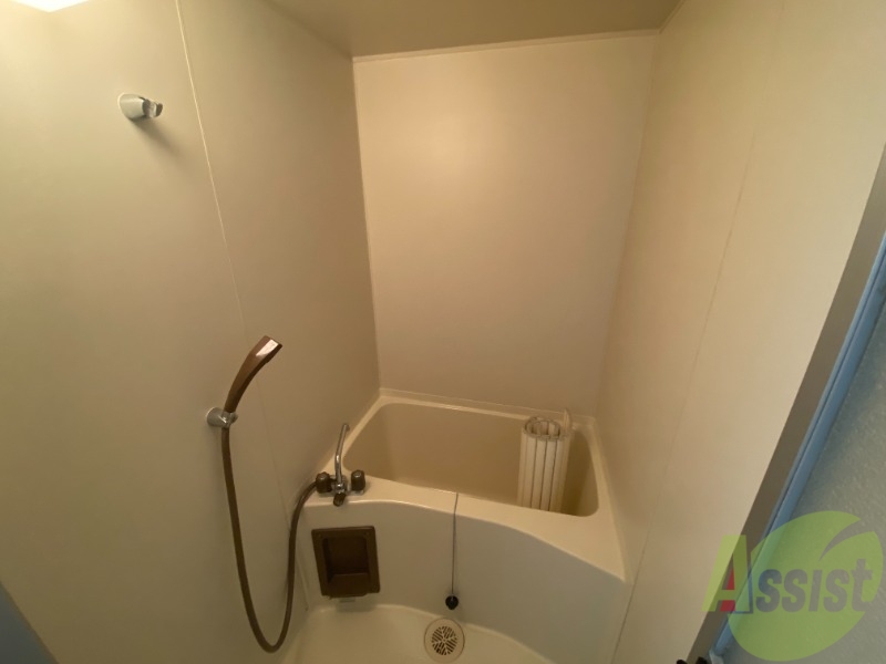 バス・シャワールーム　落ち着いたデザインの浴室。ゆったりできそうです。