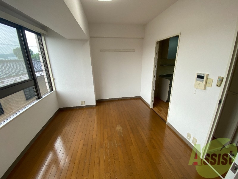 居室・リビング　約６帖の洋室です。日差しがあり明るい印象でした。